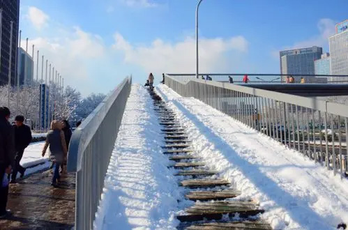 冬季人行天桥使用发热电缆融雪化冰